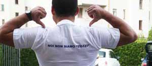 La scritta sulle magliette dei volontari