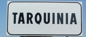 L'attuale cartello all'entrata di Tarquinia