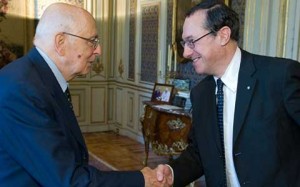 Il presidente della Crui Marco Mancini stringe la mano a Napolitano