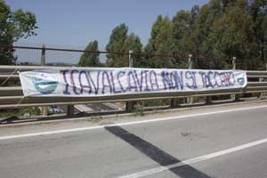 Lo striscione di Obiettivo Comune