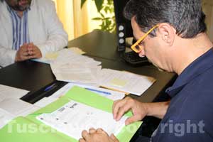 Il sindaco guarda i dati