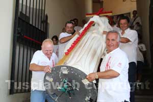 Marini e Cesarini con la statua di Santa Rosa