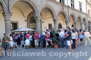 La fila per acquistare il biglietto