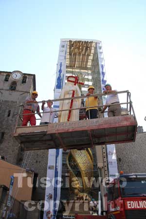 Il posizionamento della statua