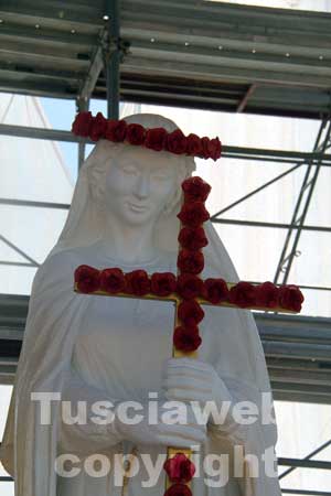 La statua di Santa Rosa svetta sulla Macchina