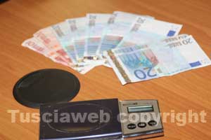 Il bilancino e i soldi sequestrati