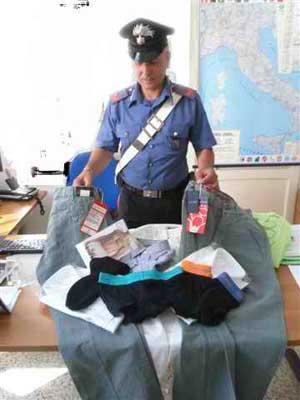 Un carabiniere con la refurtiva