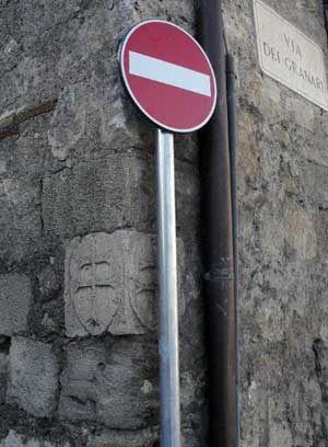 Il simbolo coperto dal cartello