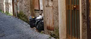 L’immondizia per le strade di via dei Mille e via Traversa