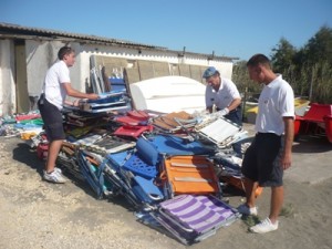Sdraio, lettini e ombrelloni sequestrati