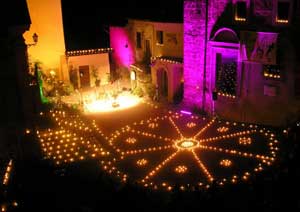 La piazza illuminata dalle candele