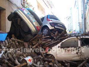 Le auto trascinate dal fango