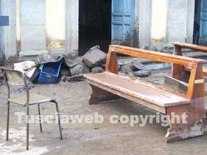 Panche e sedie fuori dalla chiesa di San Michele