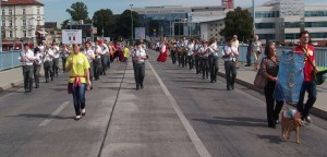 La banda attraversa il ponte del fiume Oder