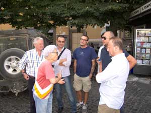 I consiglieri con i commercianti di piazza San Faustino