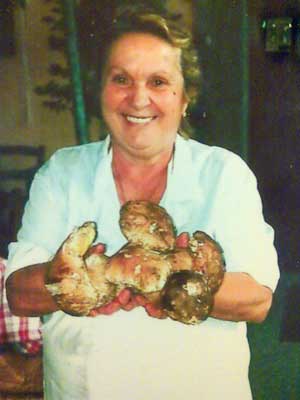 La signora Anna Fausta con i suoi funghi