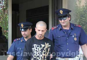 L'arrestato all'uscita dalla questura