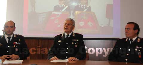 Il colonnello Dell'Agnello, il comandante Papa e il luogotenente Lauretti illustrano i dettagli dell'operazione