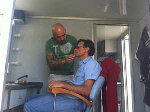Testone al trucco durante le riprese