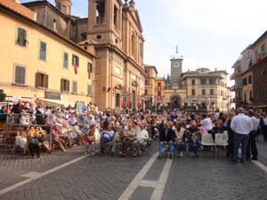 Anziani in piazza a Soriano