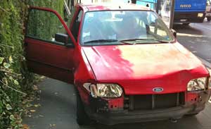 L'auto finita sul marciapiede