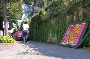 Il cartellone rotto dall'impatto
