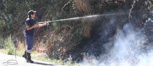 La protezione civile spegne l'incendio