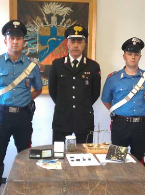 I carabinieri con il materiale sequestrato
