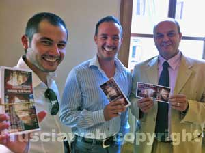 Scialacqua e Ciocchetti consegnano i biglietti all'assessore Danti