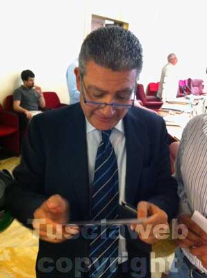 Il presidente Meroi consulta il biglietto