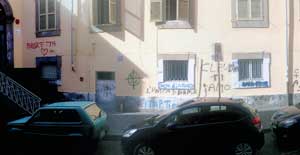 Le scritte sul muro dell'istituto