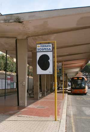 I manifesti degli artisti in mostra nelle paline degli autobus urbani