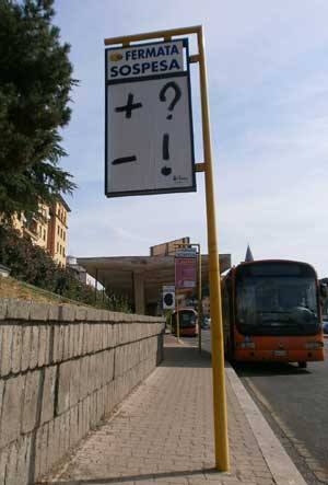 I manifesti degli artisti in mostra nelle paline degli autobus urbani