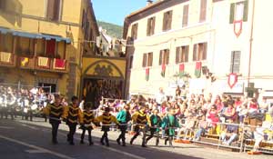 I minispadaccini durante l'esibizione