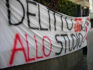 Lo striscione degli studenti