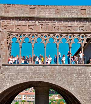 I partecipanti al raduno al Palazzo dei Papi