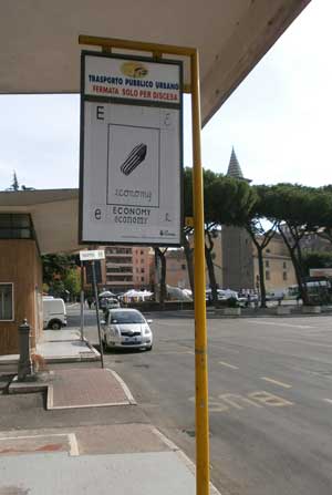 I manifesti degli artisti in mostra nelle paline degli autobus urbani