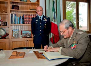 Il generale Roggio in visita all'Aeronautica