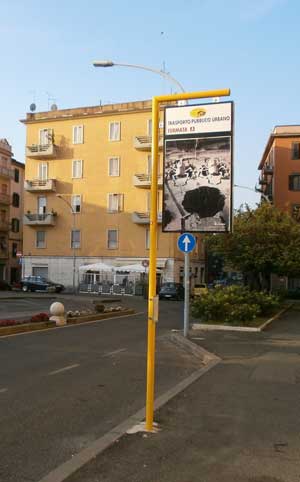 I manifesti degli artisti in mostra nelle paline degli autobus urbani