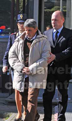 Piergentili il giorno dell'arresto; accanto a lui il capo della mobile Fabio Zampaglione