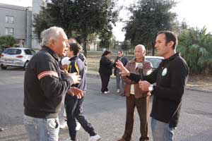 Sergio Caci con un cittadino