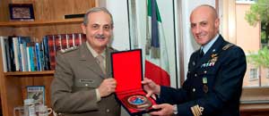Il generale Roggio in visita all'Aeronautica
