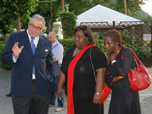 Ranieri e l'ambasciatrice del Kenya alla cena di beneficenza per la fattoria di Karen