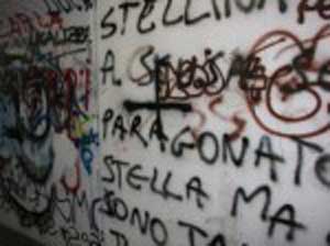 Le scritte sui muri del sottopassaggio