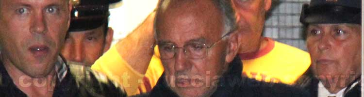 Vincenzo Ventura al centro all'uscita dalla questura