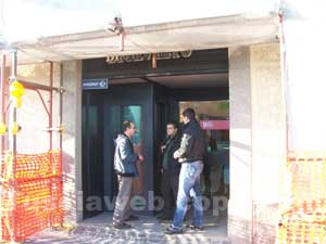 I carabinieri fuori dalla banca
