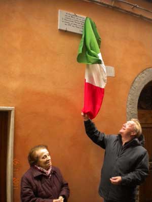 Il sindaco Menicacci scopre la targa