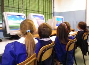 I piccoli alunni dell'Ellera usano i computer donati dalla Scuola edile