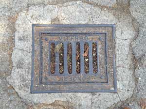 I tombini intasati in via Arturo Bianchini