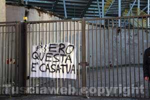 Lo striscione di qualche mese fa allo stadio Rocchi